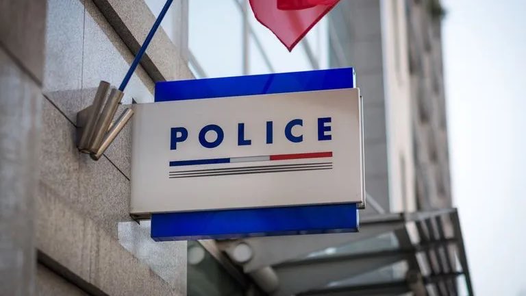 🔴 FLASH - #ÉvryCourcouronnes : Un habitant a ouvert le feu sur une fille de 13 ans avant de se #retrancher chez lui, ce lundi. 

👉 Les policiers du #RAID ont été sollicités et ont interpellé le suspect. Un différend de #voisinage serait au départ des faits. (Actu17) #Essonne
