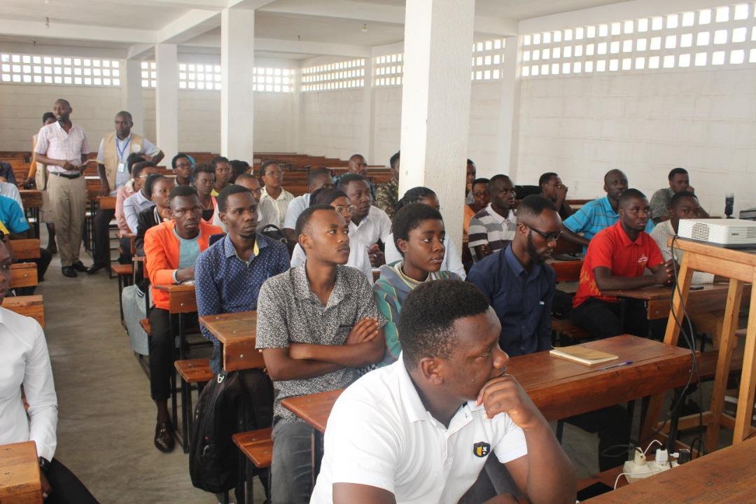 AMusongati's tweet photo. Le 27/12/2022,l'https://t.co/7nvkga7Cxy.E.V-NDINKABANDI avec autres Organisations des jeunes en collaboration avec l'Université Sagesse d'Afrique organisent la Caravane pour sensibilisation aux Étudiants sur  l'EMI
@EdukMedia
@UnescoBdi 
@UnescoYaounde https://t.co/sPCFlUnxK4