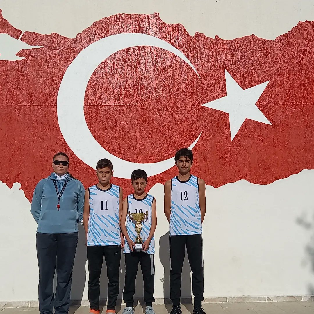 engintaskin45's tweet photo. 27 Aralık Atatürk Koşusunda küçük Erkekler Takımımız 1. Küçük kızlar Takımımız 1. Yıldız Erkek Takımımız 1. Yıldız Kız ferdi 1. Asmin Dalmaz. 
Tebrikler Takım... https://t.co/e4mjqwv38i