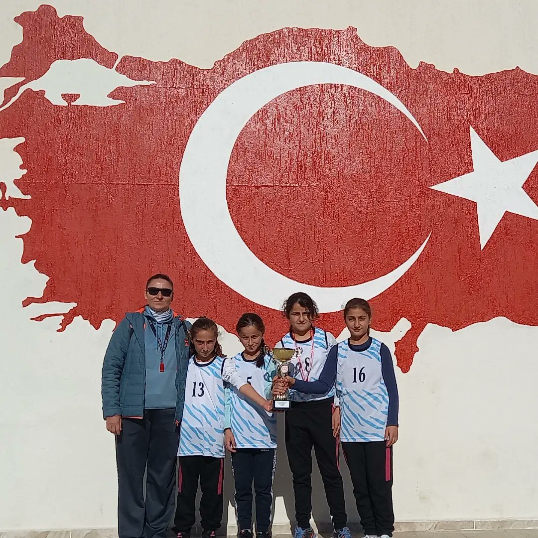 engintaskin45's tweet photo. 27 Aralık Atatürk Koşusunda küçük Erkekler Takımımız 1. Küçük kızlar Takımımız 1. Yıldız Erkek Takımımız 1. Yıldız Kız ferdi 1. Asmin Dalmaz. 
Tebrikler Takım... https://t.co/e4mjqwv38i