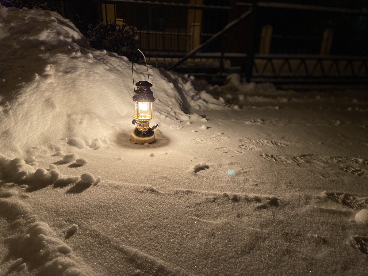 PFiderkiewicz's tweet photo. @ZDM_Warszawa @warszawa @trzaskowski_ A tak działają dziś lampy naftowe firmy Petromax. mega światło https://t.co/0M7zKTHEhf