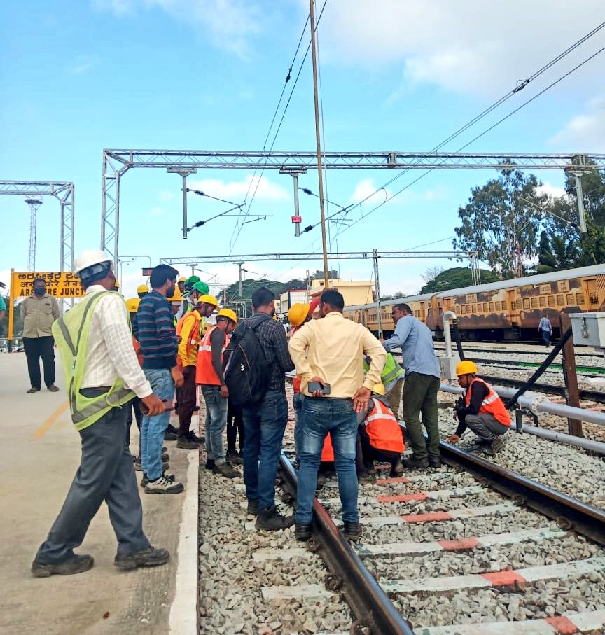 Railwhispers's tweet image. Today, Shri #JaipalSingh, Principal Chief Electrical Engineer (#PCEE), @SWRRLY conducted statutory inspection of the #RailwayElectrification works &amp;amp; speed trial at full sectional speed of 110Kmph in Sampige Road-Arsikere, double line section of #Mysuru Division.
@RailMinIndia