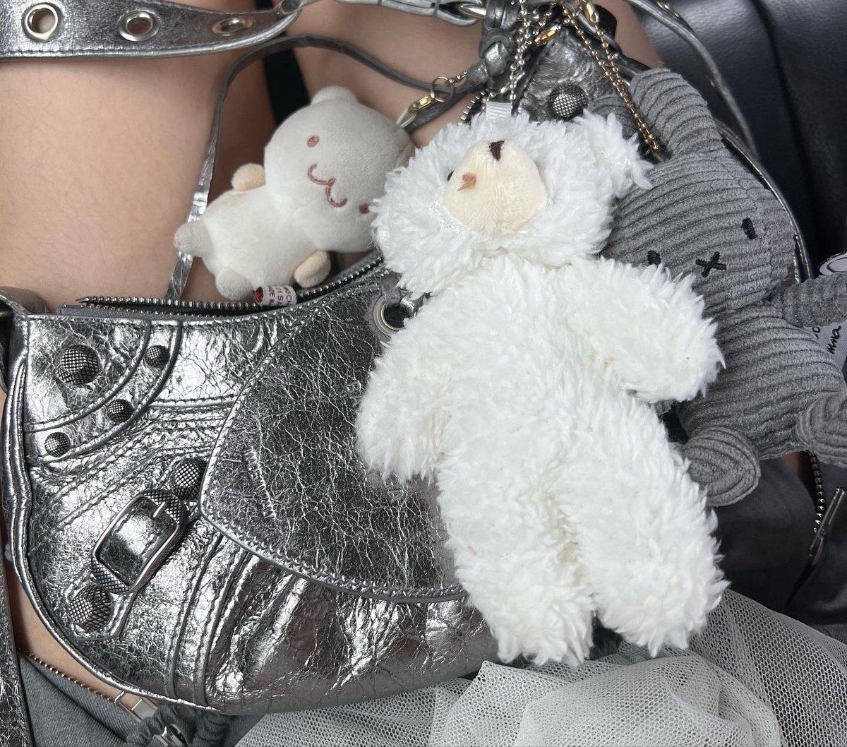 a girl and her accessories https://t.co/nGChHDjrSt