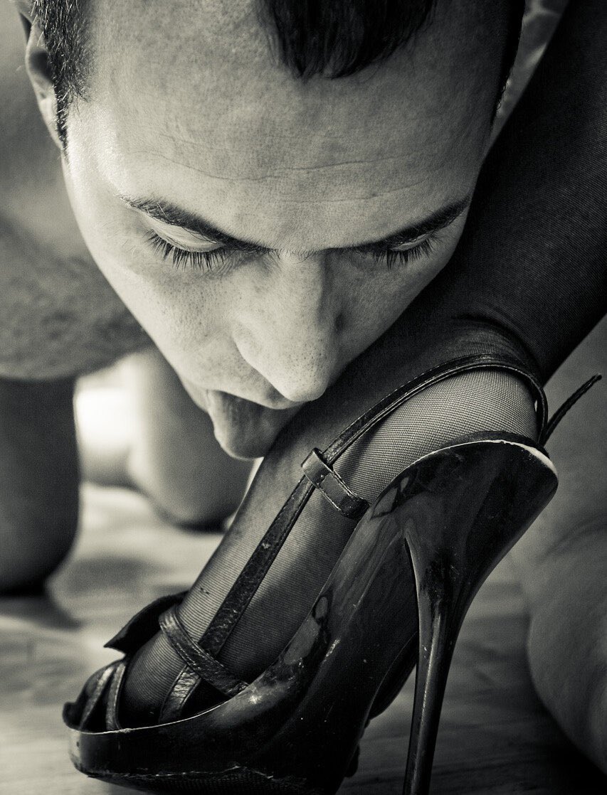 نظفو كعب مولاتكم ياكلابي المطيعة 
 #عمه #كلب #كلب_للعمات #كلب_خاضع #كلب_ذليل #كلب_دفيع  #عمه_لكل_الكلاب