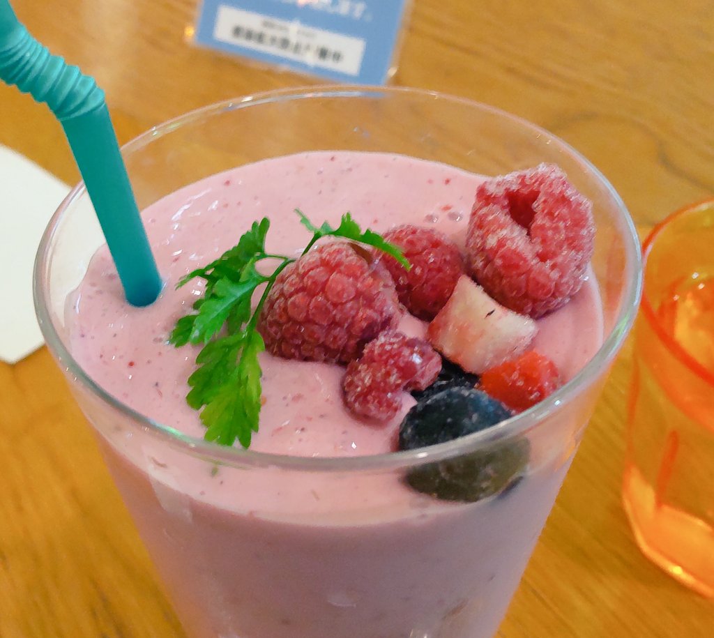 robatenc's tweet photo. ミックスベリースムージーを飲んで、ちょっと休憩(´∀`*)
最近、目が疲れてるからベリーで癒やすわ(*´∀`)ウフフ・・・
目がぁー目がぁー・゚・(つД`)・゚・←目がぁーって言いたいだけ。
#TreeCafe
#ミックスベリースムージー https://t.co/bRzEL1mFcK