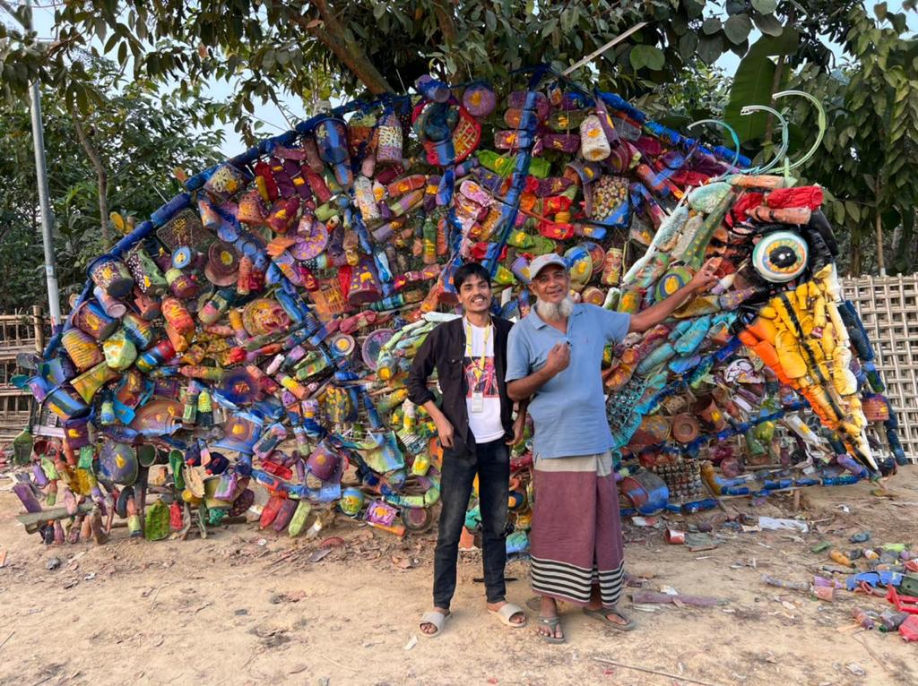 UNHCR_BGD's tweet photo. This gorgeous and enourmous peacock was built only with TRASH!
It is the work of Rohingya refugees living in camps in Cox's Bazar, Bangladesh.
They are repurposing waste and making art that also functions as a musical instrument.
Art helps refugees heal from trauma💔 💙. https://t.co/FUnWkz4UqT