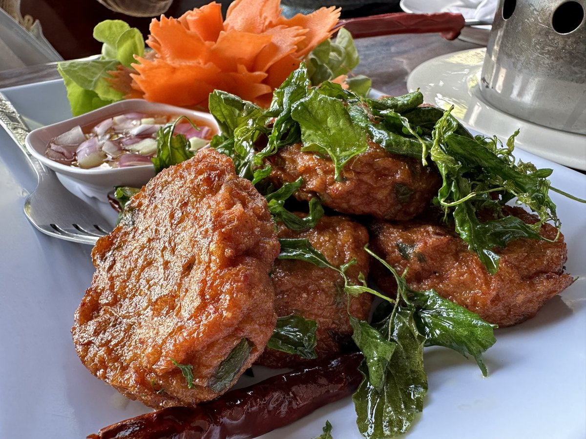 kafaak's tweet image. อาหารที่ร้านครัวนายต๋อย #เขาค้อ รสชาติดีนะ ไม่แพง รสจัดจ้าน น่าจะถูกปากคนไทย ชาวต่างชาติที่ไม่ทานเผ็ด ต้องย้ำเขาหน่อย ทอดมันปลา ลาบปลาทอด เนื้อย่างจิ้มแจ่ว (อันนี้เนื้อหั่นลูกเต๋า เป็นเนื้อออสเตรเลีย จานนี้เลยแพงหน่อย 400 บาท แต่เนื้อนุ่ม) #triptwt