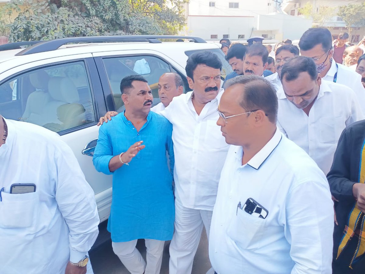 BohiniDarshan's tweet photo. Today welcomed Sri Talasani Srinivas Yadav (minister for Animal Husbandry, Fisheries and Cinematography) @YadavTalasani and reviewed arrangements for vaikunta ekadashi at Sri Ranganatha Swamy temple at Jiyaguda. https://t.co/8u5DQpU1jH