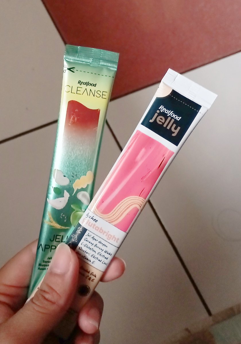 akungalaoo's tweet photo. #GlowUpdate despite the price and on-skin effect, this product is overall good. Lumayan membantu memperlancar pencernaan (esp. the cleanse one), jadi cemilan sehat yang menunda lapar, dan karena rasanya yummy, jadinya gabosen dimakan tiap hari😋 #notsponsored https://t.co/oCcIDygm9n