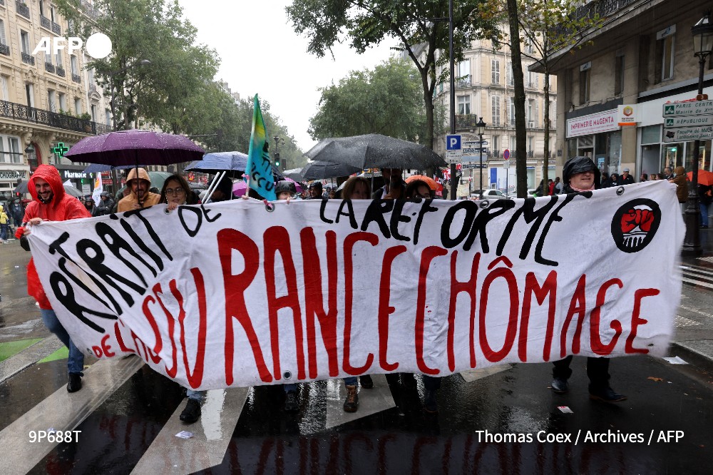 [A LA UNE A 12H]
Plusieurs responsables politiques de gauche dénoncent le projet de décret "scandaleux" et "cruel" du gouvernement qui prévoit une réduction possible de la durée d'indemnisation de 40% si le taux de chômage passait sous les 6% #AFP 1/5