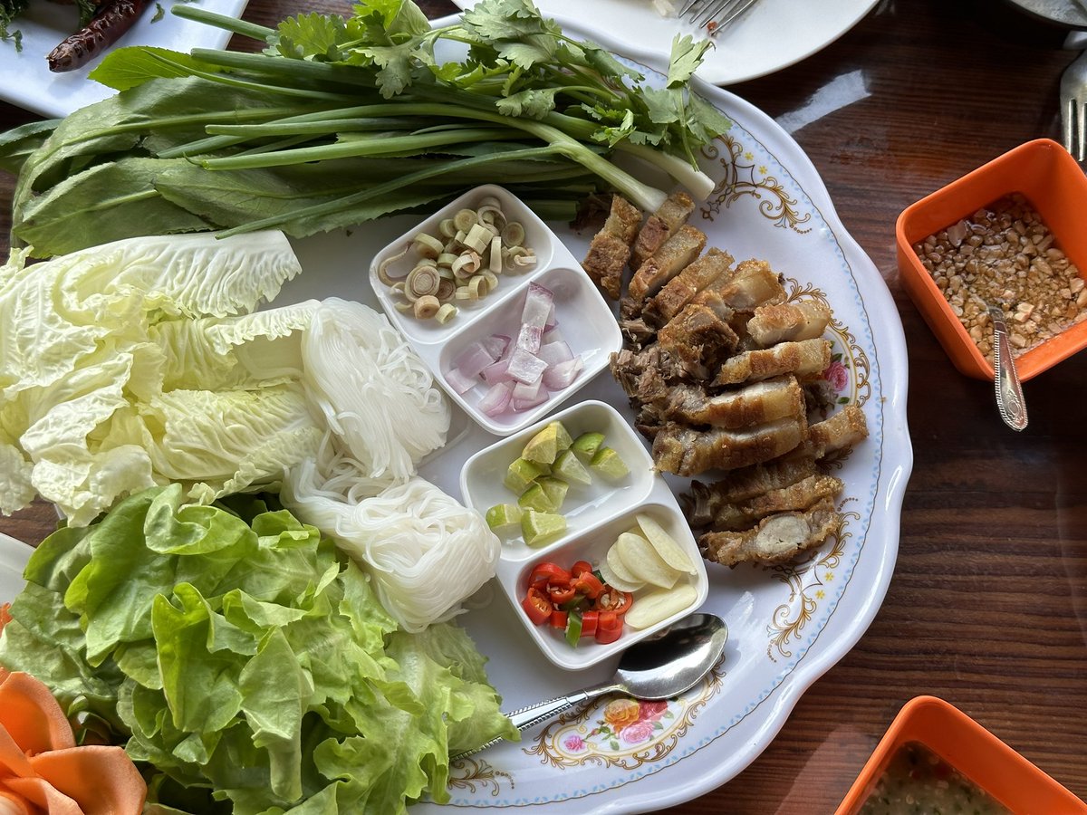 kafaak's tweet image. ยำวุ้นเส้นใส่กุ้งและหมูสับ ส้มตำไทย เมี่บงหมูสามชั้นทอด อร่อยทั้งนั้นเลย สั่งไป 6 อย่าง ข้าวเปล่า 3 จาน น้ำขวดใหญ่ น้ำแข็งอีก ประมาณ 1,700 บาท แพงสุดคืออิเนื้อย่างจิ้มแจ่ว 400 บาทนี่แหละ #triptwt