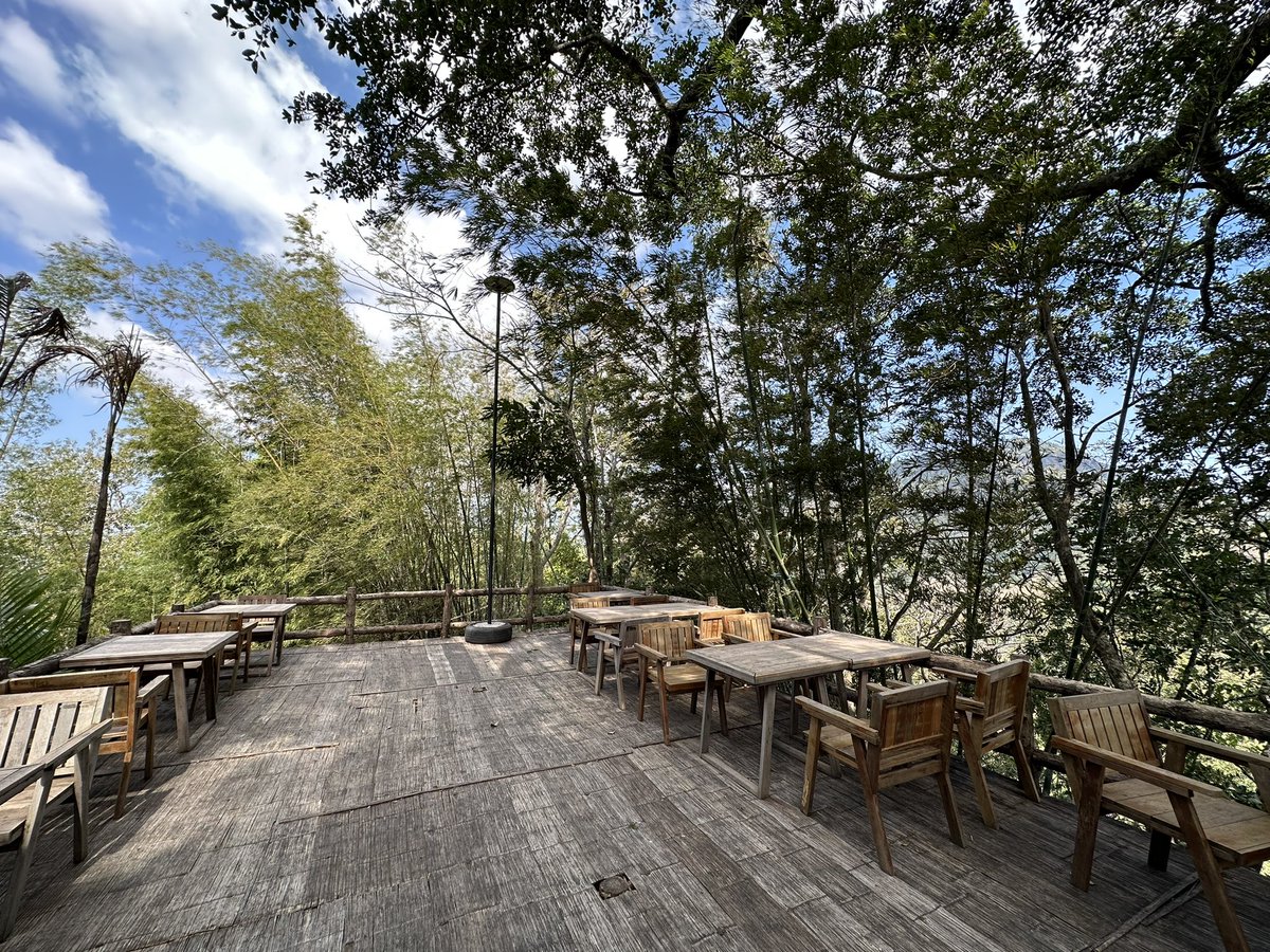 kafaak's tweet image. จริงๆ ตอนแรกจะไปกินข้าวที่ #เหลียงซาน ครับ มีค่าบัตร 100 บาท (เอาไว้ไปแลกเครื่องดื่มได้) เพราะร้านอยู่บนเขา ทางชันมาก ต้องขึ้นรถของร้านไป ร้านตกแต่งสไตล์จีน มี 2 โซน คือ โซนกาแฟและเบเกอรี่ กับโซน Slow bar ที่จิบชา ดื่มแอลกอฮอล์ ทานข้าว #triptwt