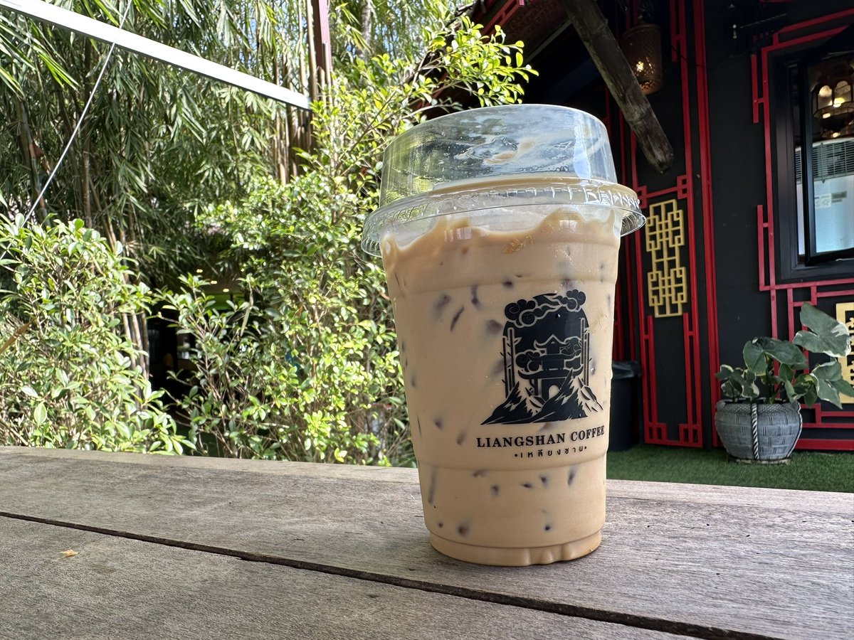 kafaak's tweet image. โซนกาแฟมีเบเกอรี่ขาย มีพวกอิตาเลียนโซดาขาย แต่ไม่มีอาหารขาย อยากทานต้องไปโซนสโลว์บาร์ ลองกาแฟเหลียงซานกับชาอู่หลงฮันนี่เลมอนเย็นไป รสชาติงั้นๆ แต่เค้กอร่อย #triptwt