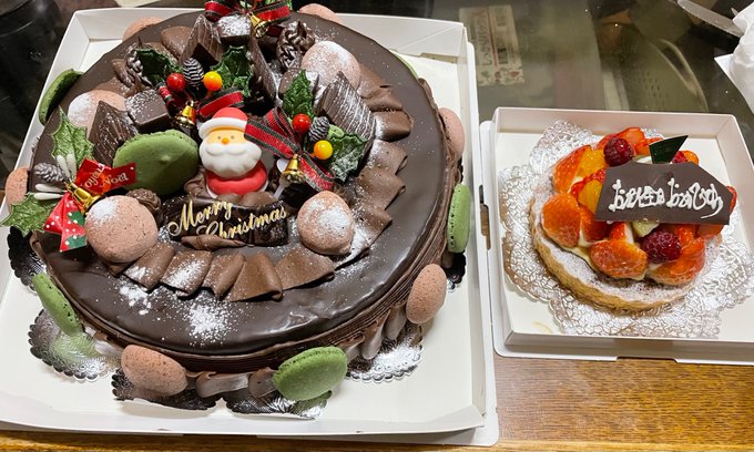 左の化け物みたいなケーキはサービスで貰ったらしい  どうすんのこれ 
