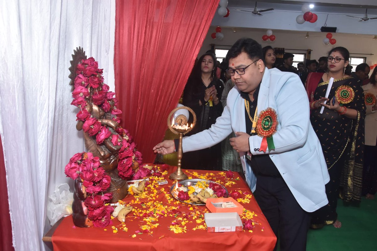 CollegeSchs's tweet photo. SCHS organized Fresher Party on 25 December 2022. Principal Shri Arvind Singh started the program by lighting a lamp garland. https://t.co/zf6AS1ITdL