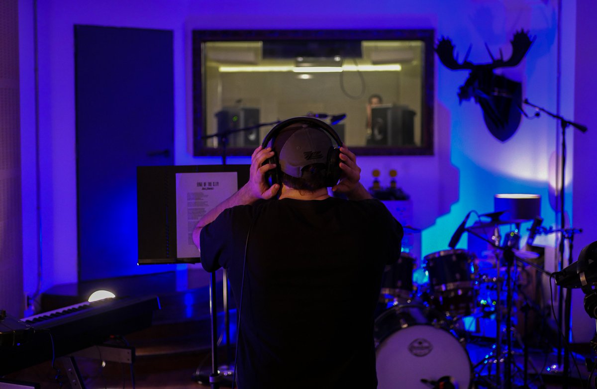 MrX_Horror's tweet photo. El mes pasado estuve en Reno Studios grabando algo que nos hace ilusión compartir. Hace 8 años fundamos @BlueMadnessBand y lo tuvimos que dejar al poco de empezar. En 2022 hemos conseguido reunirnos... ¡y ahora tenemos un single! Si os gusta el hard rock quizás os mole 🤘🏼. https://t.co/T7p3JuzJ5G