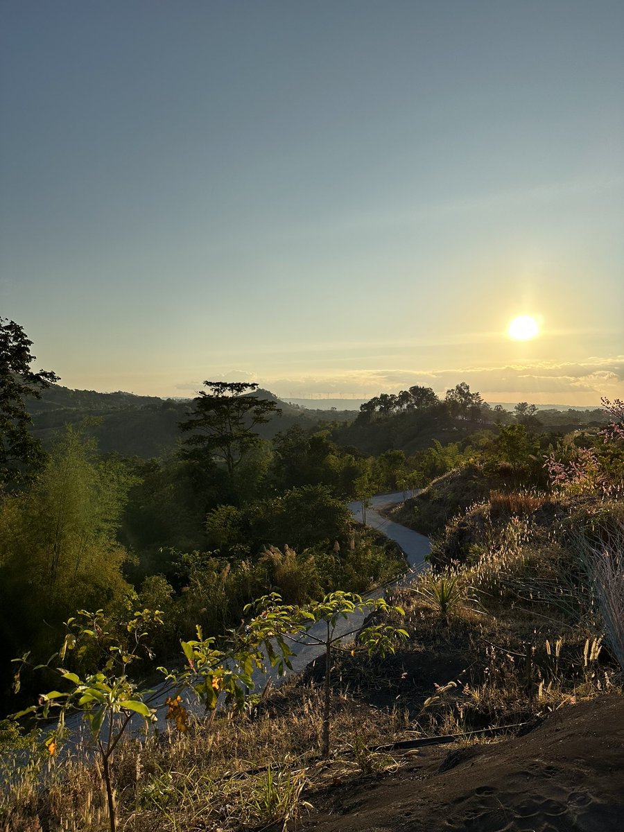 kafaak's tweet image. ส่วนตัวไม่คิดว่า #สกายวอล์กเขาค้อภูเลิศมีอะไรน่าสนใจนะ โดยเฉพาะสกายวอล์กคือผิดหวังมาก เพราะเราหวังว่าจะได้เดินสะพานพื้นกระจกยาวๆ แต่ของจริงคือเป็นกระจกระยะสั้นๆ มากๆๆๆๆ มีรีวิวใน Google Maps เรียกว่าเป็น Tourist trap เลยทีเดียว

ผมว่าถ้ามันมีแค่นี้ ค่าเข้าควรจะถูกกว่านี้ #triptwt