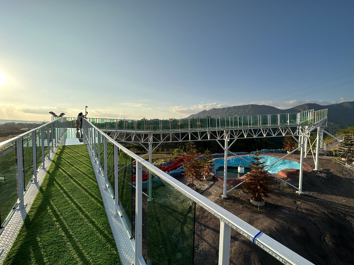 kafaak's tweet image. ส่วนตัวไม่คิดว่า #สกายวอล์กเขาค้อภูเลิศมีอะไรน่าสนใจนะ โดยเฉพาะสกายวอล์กคือผิดหวังมาก เพราะเราหวังว่าจะได้เดินสะพานพื้นกระจกยาวๆ แต่ของจริงคือเป็นกระจกระยะสั้นๆ มากๆๆๆๆ มีรีวิวใน Google Maps เรียกว่าเป็น Tourist trap เลยทีเดียว

ผมว่าถ้ามันมีแค่นี้ ค่าเข้าควรจะถูกกว่านี้ #triptwt