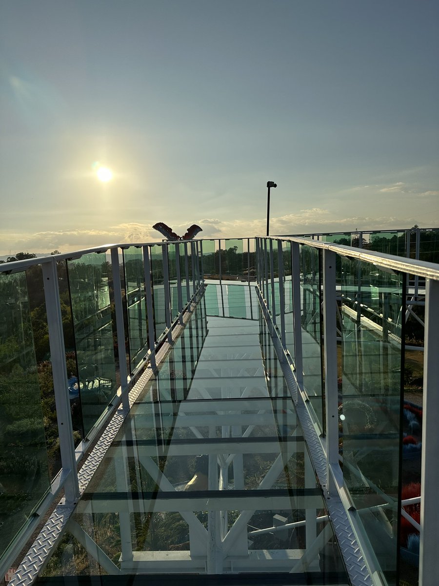 kafaak's tweet image. ส่วนตัวไม่คิดว่า #สกายวอล์กเขาค้อภูเลิศมีอะไรน่าสนใจนะ โดยเฉพาะสกายวอล์กคือผิดหวังมาก เพราะเราหวังว่าจะได้เดินสะพานพื้นกระจกยาวๆ แต่ของจริงคือเป็นกระจกระยะสั้นๆ มากๆๆๆๆ มีรีวิวใน Google Maps เรียกว่าเป็น Tourist trap เลยทีเดียว

ผมว่าถ้ามันมีแค่นี้ ค่าเข้าควรจะถูกกว่านี้ #triptwt