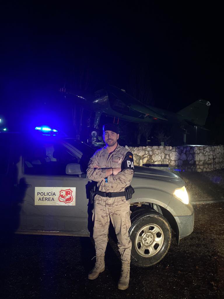 EjercitoAire's tweet image. El cabo Cristian Vicente Rodríguez, destinado en el #Ala37 y capitán de la selección de la Federación de Actividades Subacuáticas de Castilla y León, se ha proclamado campeón por equipos en el campeonato de España de Buceo de Competición 🤿 celebrado en Rota.

#SomosElAire