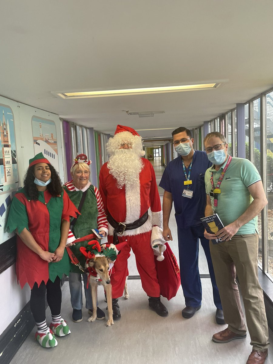 Great to meet Santa 🎅 on the urology and then the executive ward round with @MikeChilvers1 at @enherts . Merry Christmas 🎄. So much kindness and positivity this morning. @AdamSewellJones @LucyDaviesCOO @NHSEngland @uniofhertslms