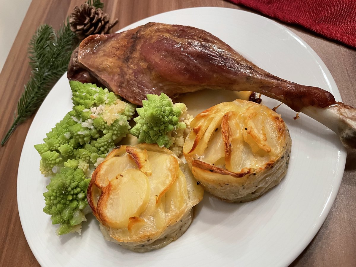 _sasu1985_'s tweet photo. Wie jedes Jahr gibt's Bilder vom Weihnachtessen 🎄🌟 https://t.co/qBMAGiNPA1