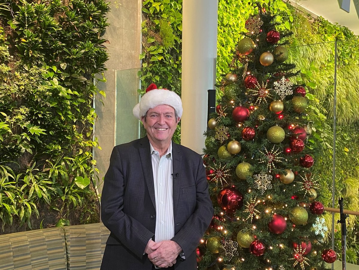 FlyYEG's tweet photo. On behalf of our CEO, Tom Ruth, and all Edmonton Airports staff, we wish you happy holidays and safe travels! https://t.co/LYnNTbGS9d