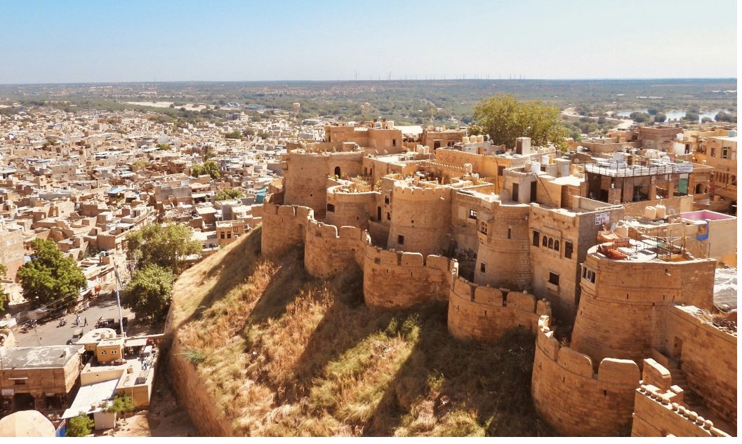 IndiaWorldView1's tweet photo. Jaisalmer: The Golden City https://t.co/YNSsRymTZC @incredibleindia #Jaisalmer #SonarKella https://t.co/OSFM8Jpyzm