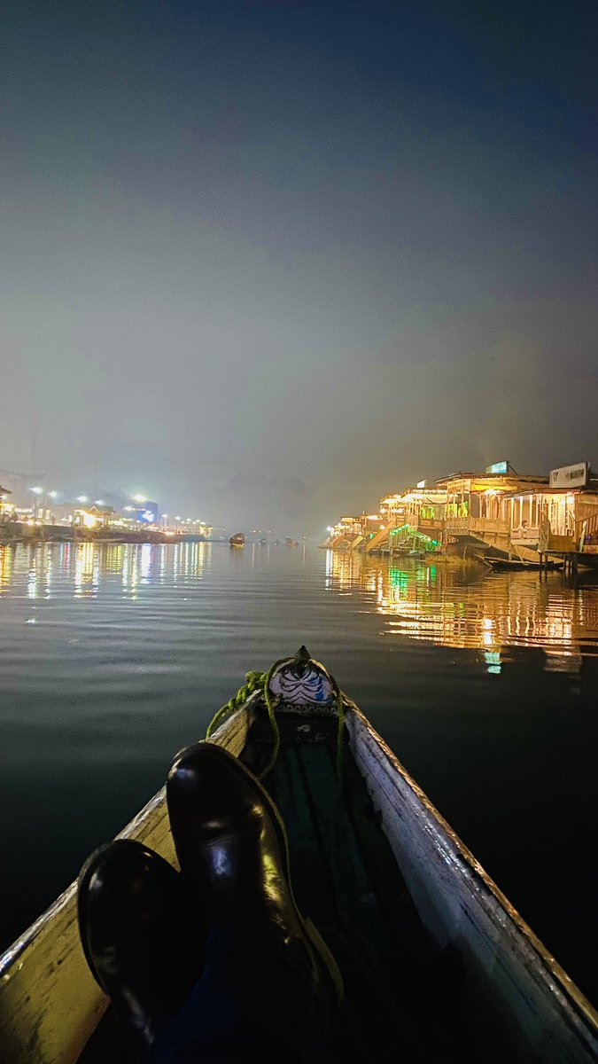 ConsiderMeHappy's tweet photo. Amazing Dal lake 
#Kashmir #NewYearTrip https://t.co/z9TJ9tRkxd
