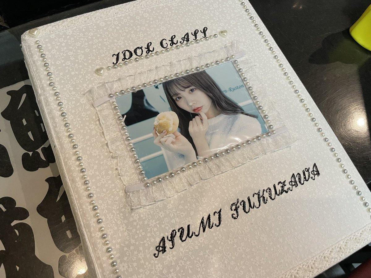 zu_mino0213's tweet photo. 今回、アルバム制作をまかろんちゃん(@i_ris_nozomi )と担当させていただきました！！！
アイドルへの転生はしない、というあすちゃんに、「アイドルとして過ごした6年が、一生素敵な思い出であってほしい｣という思いを込めて、作成しました👗
あすちゃんず〜っと幸せでいてね！！！ https://t.co/kufdshOvKq