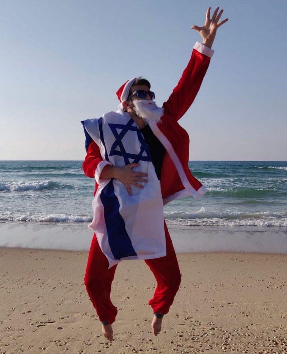 بابا نويل (سانتا كلوز) يستمتع بشواطئ إسرائيل في عيد الميلاد  ...