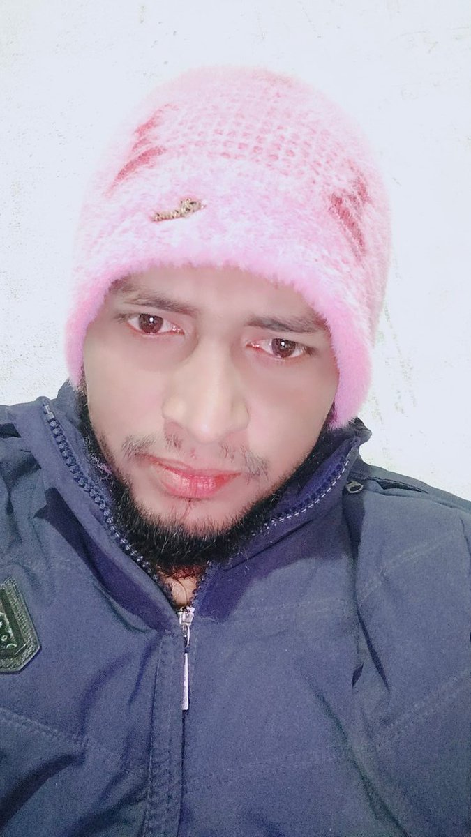 جاڑا اتنا پڑ رہا ہے کہ کمرے میں جا کر سلام کرو تو جواب آتا ہے۔۔۔۔؛ 
"اوئے دروازہ بند کر"...
#سردی 
#بہار_میں_سردی_آگئ😬🥶 
#HappyWinter❄️❄️❄️
نوٹ... یہ ٹوپی ایک بچی کا ہے 😃