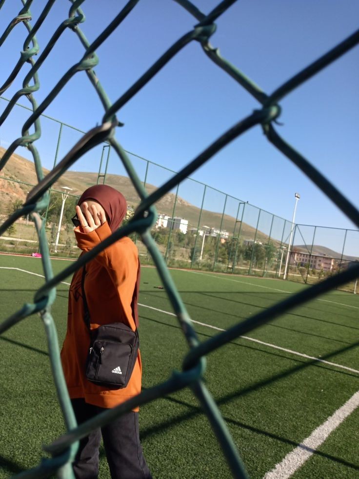 شخص لاتحب محتواه .. لا تتابعه✋
طريق لايعجبك.. لاتسلكه🤎
.
أشخاص لا ترتاح لهم ..لاتكثر مخالطتهم، 
حوار وأحاديث لا تهمك ولا تعجبك 
ليس بالضرورة أن تشارك فيها
.
أنت من تغير ماتراه بنفسك 
لا أن تغير في الآخرين بما يعجبك

كل انسان بثقافة وتفكير واهتمام وبيئة وتفاصيل لا تشبه أحد🧡