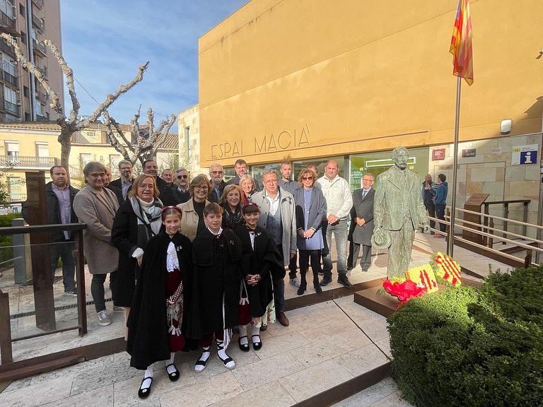 JuntsVLleida's tweet photo. Com cada 25D, @JuntsXCat hem participat a l’homenatge al president #FrancescMacià a les Borges Blanques, en el 89è aniversari del seu traspàs, i en la inauguració de l’exposició “Les cartes secretes de la família Macià” a l’@espaimacia

#ViscaCatalunyaLliure
#BonNadal
#GentdeDebò https://t.co/DipYydXHpy