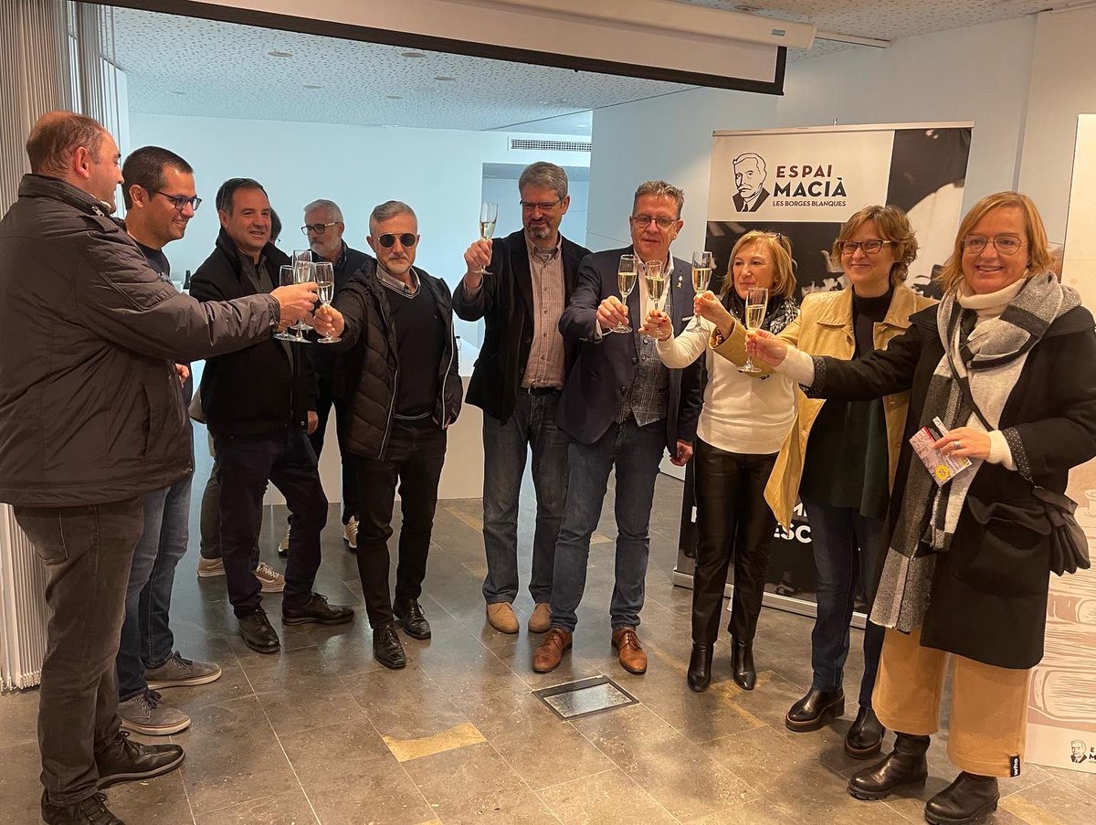 JuntsVLleida's tweet photo. Com cada 25D, @JuntsXCat hem participat a l’homenatge al president #FrancescMacià a les Borges Blanques, en el 89è aniversari del seu traspàs, i en la inauguració de l’exposició “Les cartes secretes de la família Macià” a l’@espaimacia

#ViscaCatalunyaLliure
#BonNadal
#GentdeDebò https://t.co/DipYydXHpy