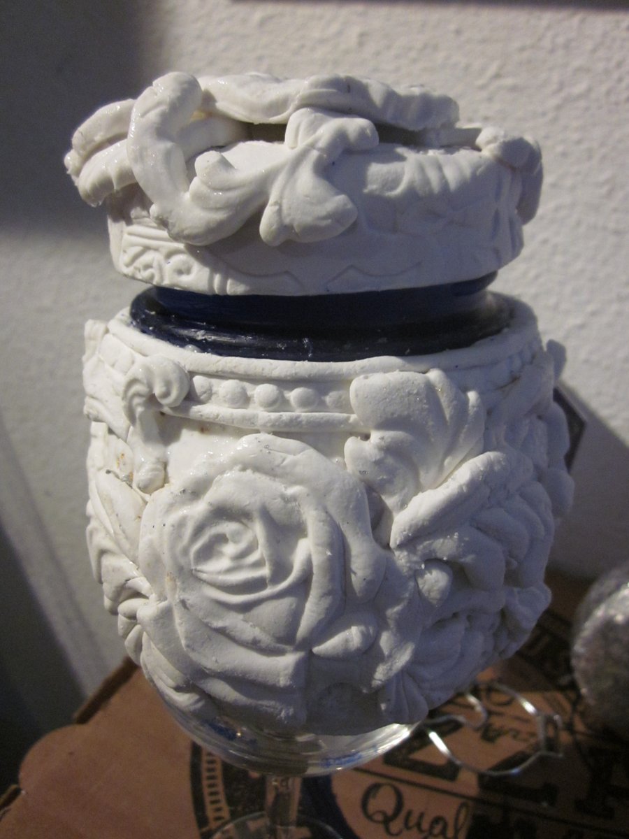 BoomVermeer's tweet photo. made a lid for the new rose jar. #crafting
this is air-dry modeling material. #creall #doandry https://t.co/Uj0iphpGJa