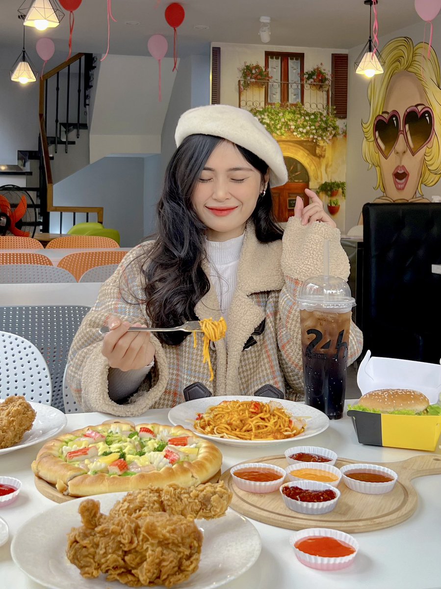 ree_mree's tweet photo. 🍕🍝🍗🥤😋 https://t.co/UxkX4SHPmh