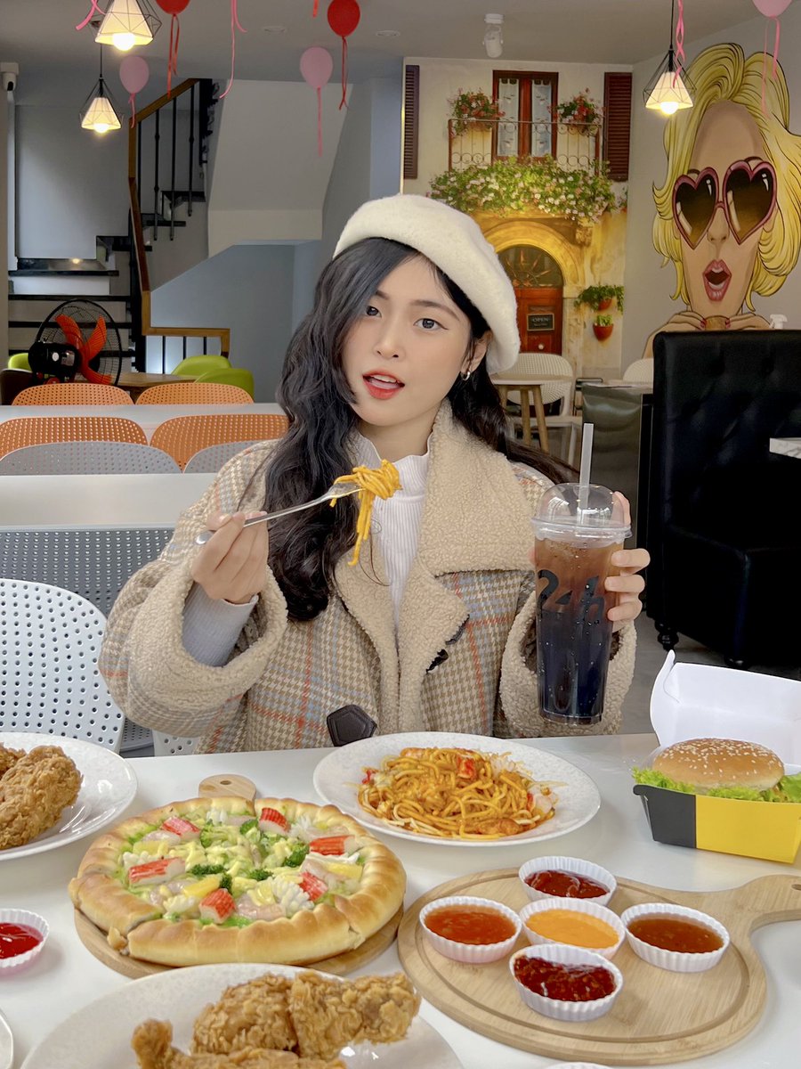 ree_mree's tweet photo. 🍕🍝🍗🥤😋 https://t.co/UxkX4SHPmh