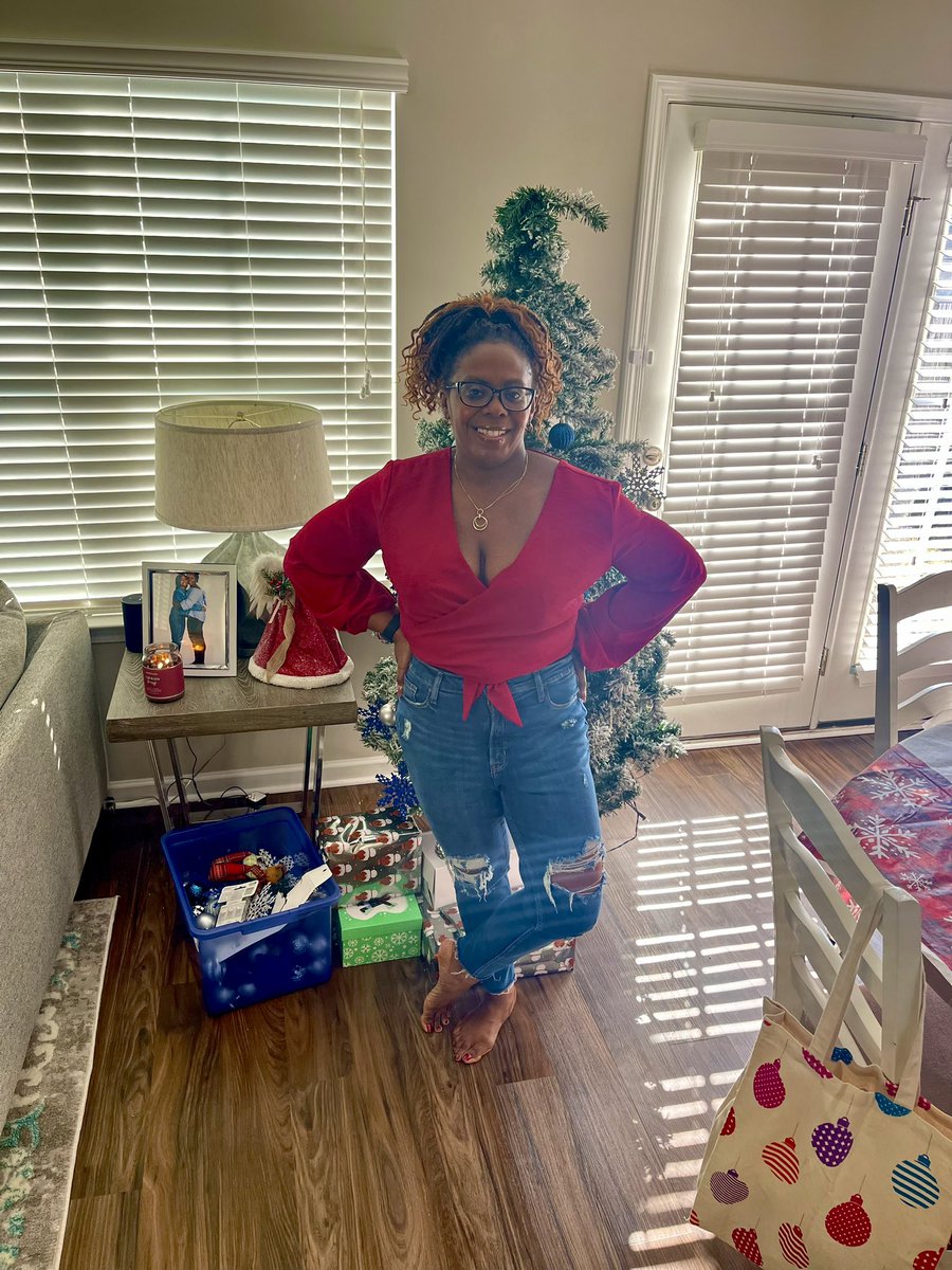 DrKayThomas1's tweet photo. May your holiday season be filled with joy, love, and all the things that bring you happiness. Wishing you a very happy and healthy new year. https://t.co/GwV0yQh46s