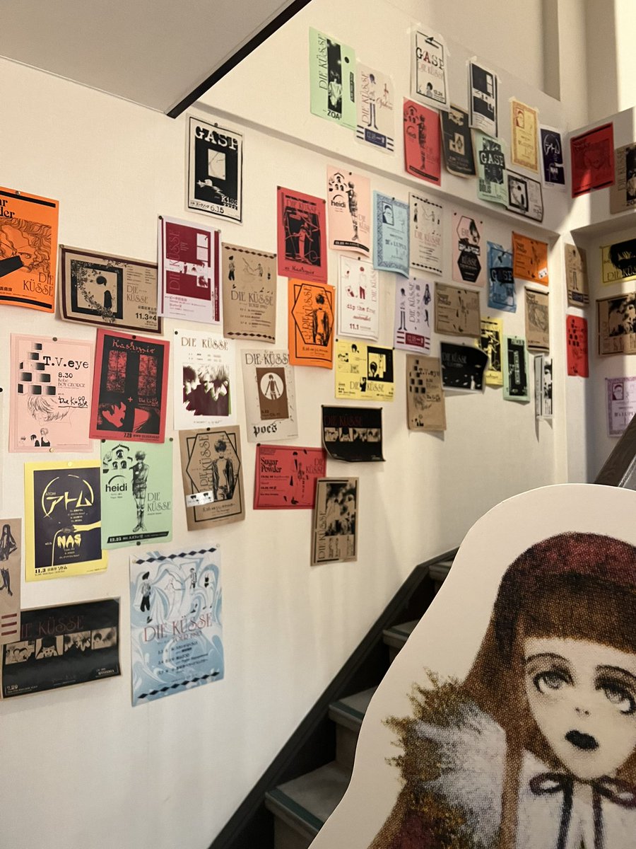 最終日弥生美術館にて楠本まき先生の展示に滑り込みセーフ。そのこだわり満載なクールで耽美でゴスな世界観は絵を見るというより絵や文字を散りばめた空間を見るための展示である。モノトーンのイメージの強い楠本先生だがカラーもとても美しく眼福であった。
#楠本まき 