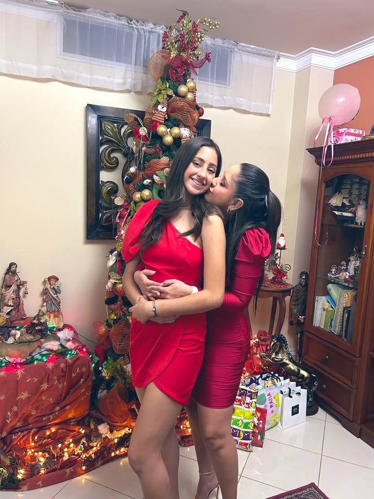 kathymp85's tweet photo. Feliz navidad 🎄 siempre deseando lo mejor para nuestros corazones ♥️ 
.
.
#Navidad2022 
#24deDiciembre 
#MerryChristmas https://t.co/fZJ9NjLfR2