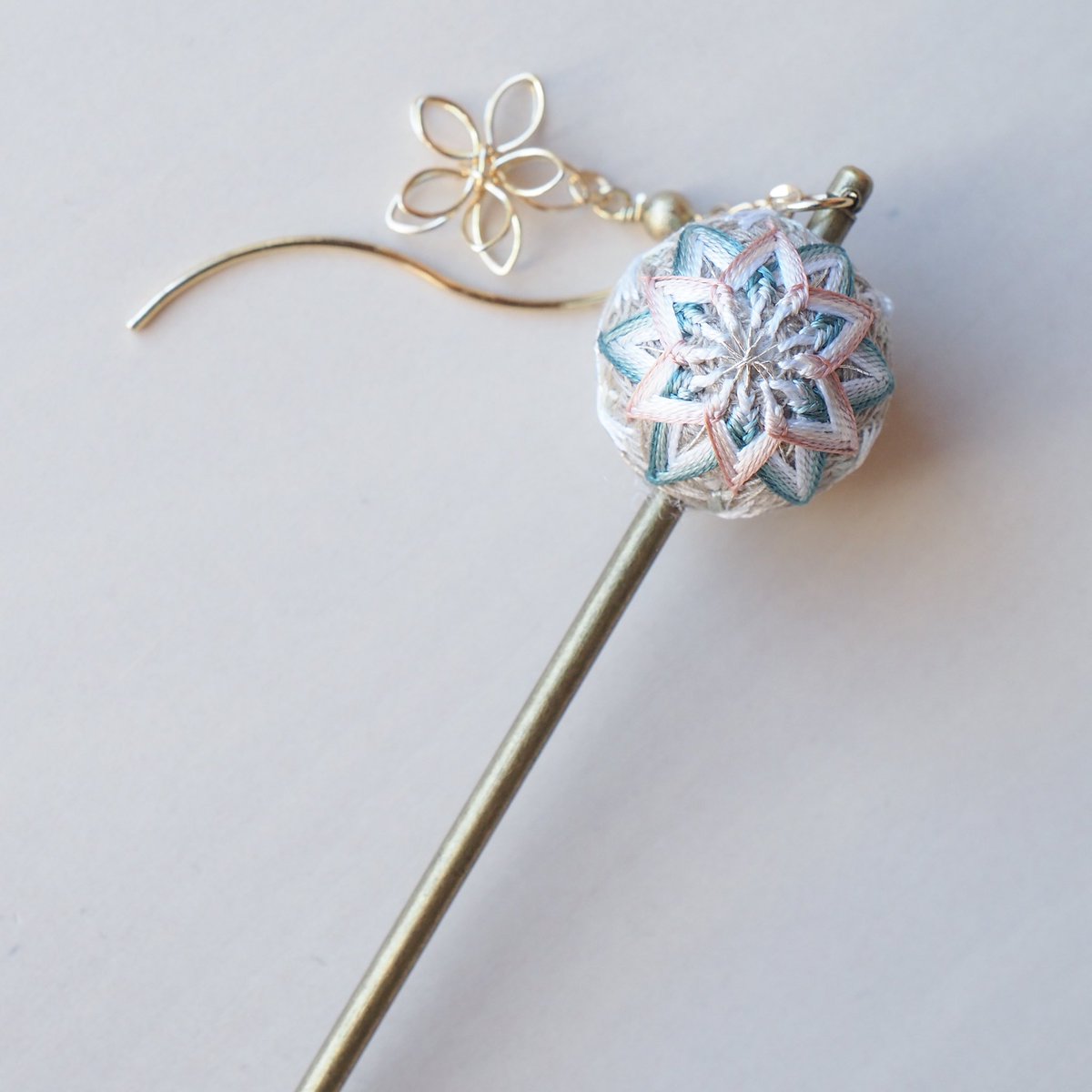 ∵∴∵∴∵∴ 受注制作で販売中です🧵∵∴∵∴∵

新色のてまりです。
オンラインショップで販売開始しましたので、ぜひ覗いてみてください👀

minne.com/@rabo-na

#手鞠 #和 #アクセサリー #かんざし #ハンドメイド #模様  #伝統色 #手作り #和柄 #梅 #新作 #japan #根付 #てまり #kanzashi