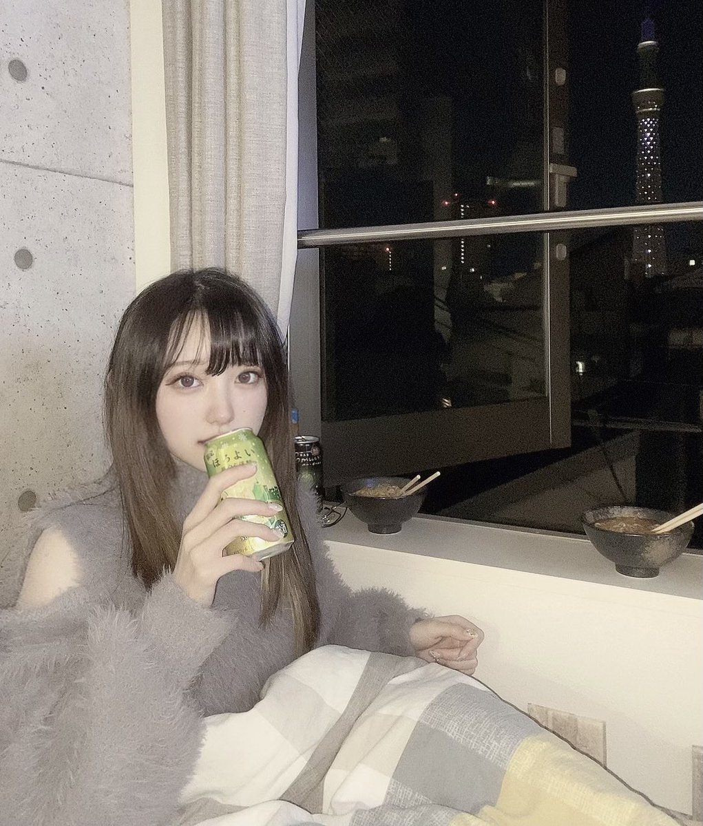 m_oon_61's tweet photo. 窓開けて屋台ラーメン感じながら辛ラーメン食べた🐒年越しみたいなクリスマス🎄🤍 みんなは何して過ごしたの〜 https://t.co/KeT0XlTPIP