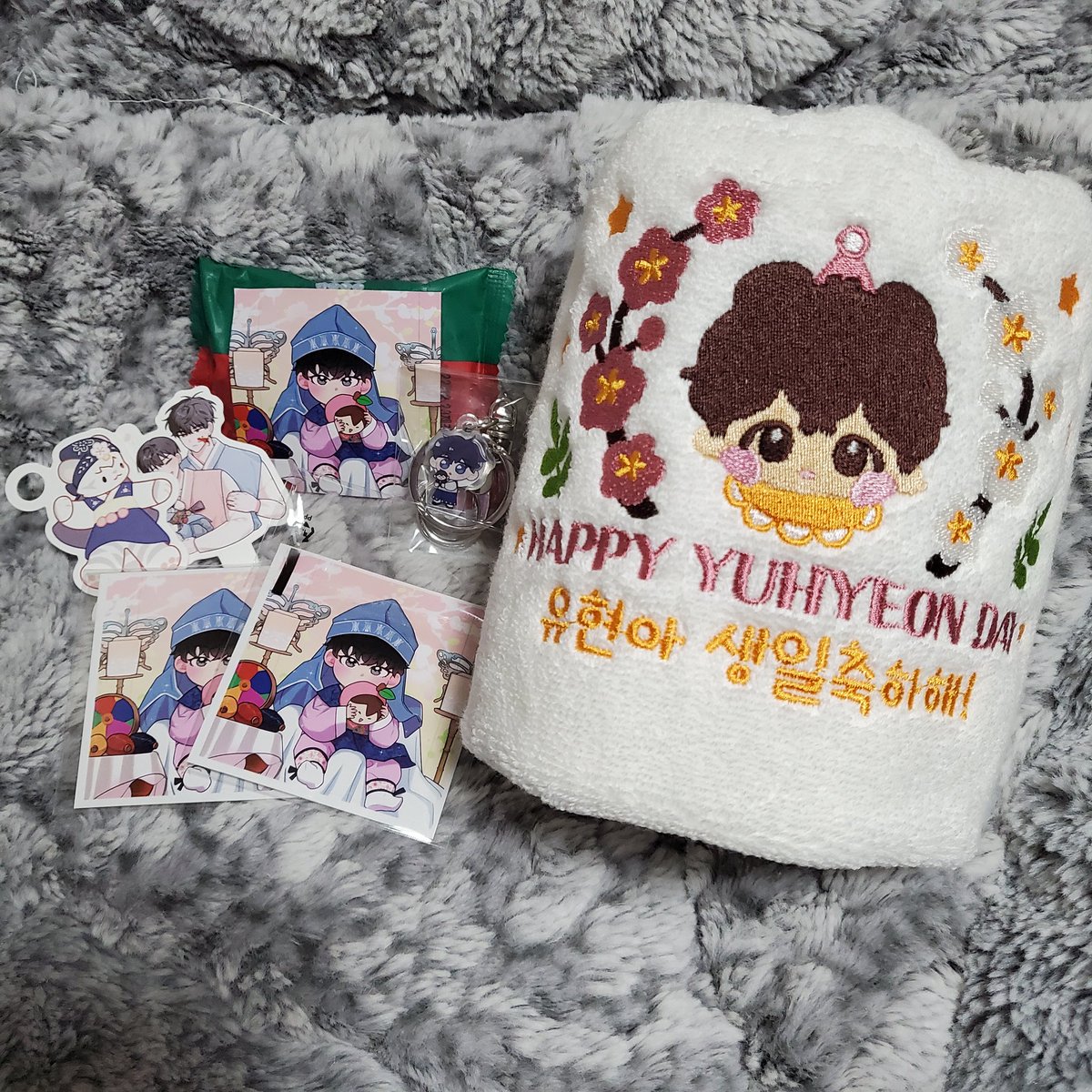 명예 해연길드원으로 받은 길드장님 첫 돌 답례품!
다들 이렇게 길드원들 복지 챙겨주는 해연 길드로 오자🙌
(실수로 폴라는 같이 못 찍음ㅜ)