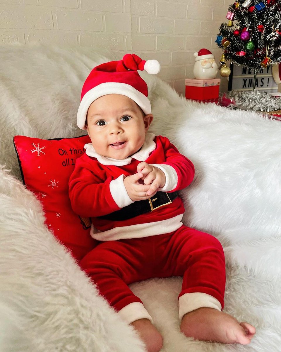 Isn't that the cutest Santa ever?
Dheeraj Dhoopar and Vinny Arora Dhoopar share their baby's photo, in a Santa outfit, looks absolutely adorable!!😍

#dheerajdhoopar #vinnyaroradhoopar #christmas #santa #etimestv