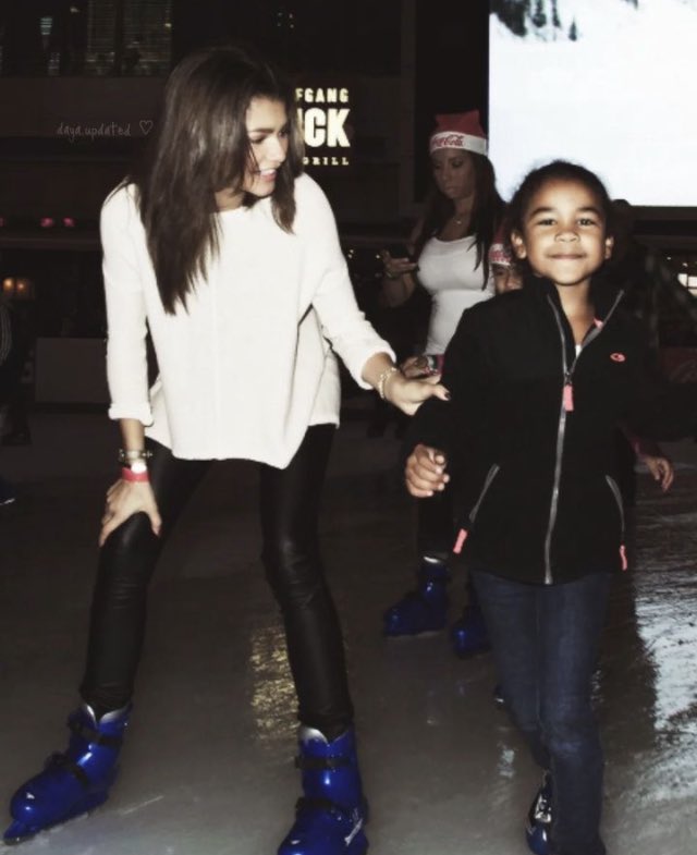 dayaupdated's tweet image. merry christmas to those who celebrate!! 🫶🏼 
@Zendaya / #Zendaya