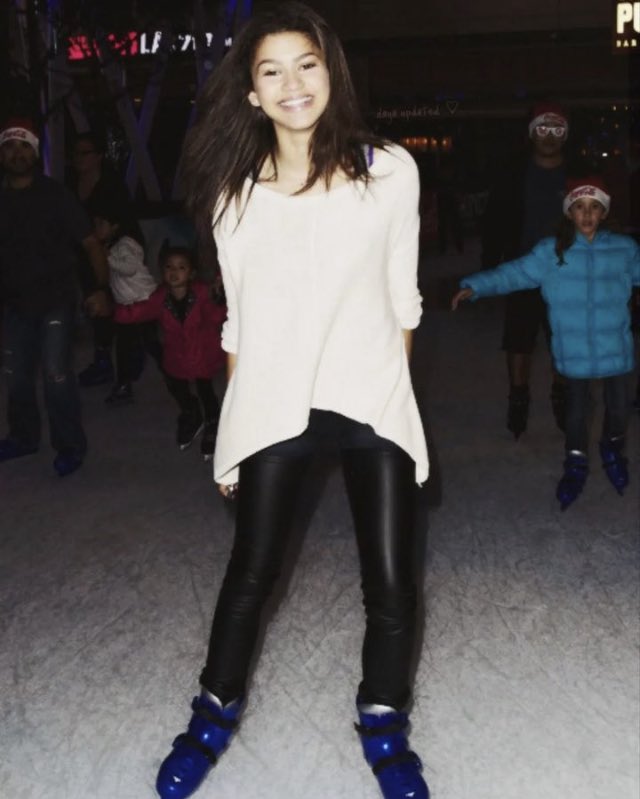 dayaupdated's tweet image. merry christmas to those who celebrate!! 🫶🏼 
@Zendaya / #Zendaya