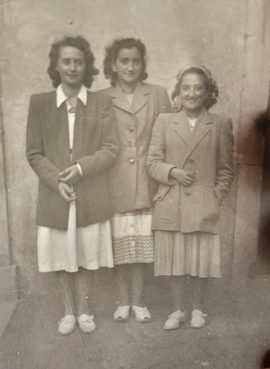 Twitter j'ai besoin de toi! #RT
Ma Mamie est à la recherche sa meilleure amie de lycée qu'elle a perdu de vue.
Il s'agit de Huguette SOUCHON/NICOLAS, épouse de Aimé NICOLAS (décédé) elle aurait 91 ans, habiterait le Gard.
Si tu es de sa famille, n'hésite pas à m'écrire! ❤