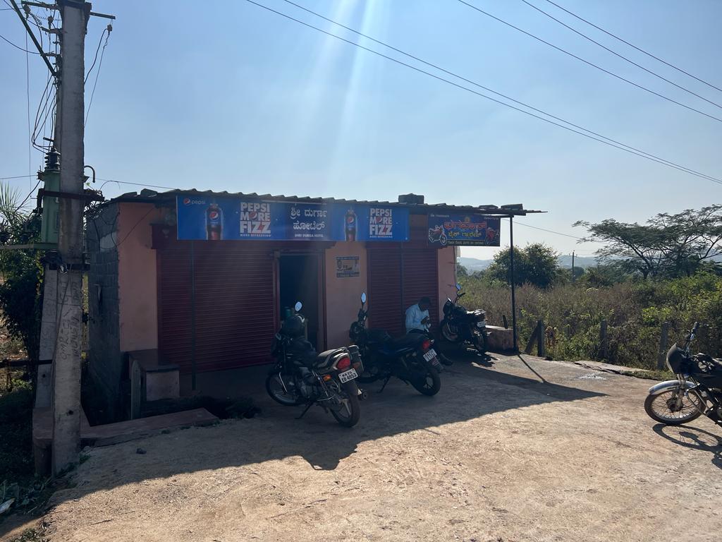 aapkaprithvi's tweet photo. ಕರ್ನಾಟಕದ ಗ್ರಾಮಾಂತರದಲ್ಲಿ ಓಡಾಡುವಾಗ ದೂರದ ಹಳ್ಳಿಗಳಲ್ಲಿ @AAPKarnataka ಪೋಸ್ಟರ್ಗಳನ್ನು ನೋಡುವುದೇ ಒಂದು ಖುಷಿ
#ಗ್ರಾಮಸಂಪರ್ಕಅಭಿಯಾನ
#ಕಲಘಟಗಿ
Driving around in rural Karnataka,it is wonderful to see @AamAadmiParty posters in remote villages
#GramaSamparkaAbhiyaana
#Kalaghatgi
@ArvindKejriwal https://t.co/k9urufyZMo