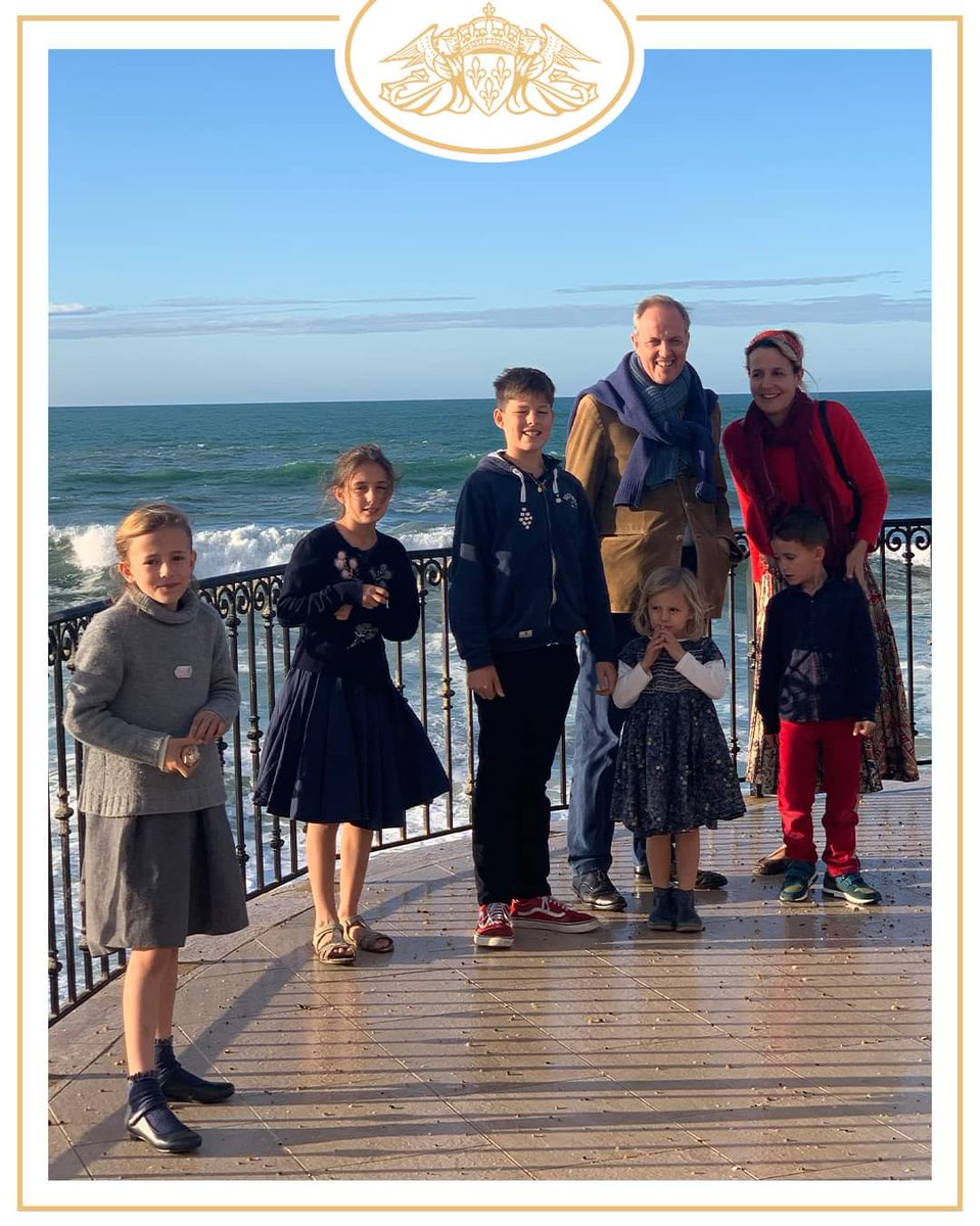 🌲 Monseigneur le Comte de Paris et la Famille de France vous souhaitent un très joyeux Noël.

🌟 L'intégral des voeux de Noël 👇
comtedeparis.com/voeux-de-noel-…